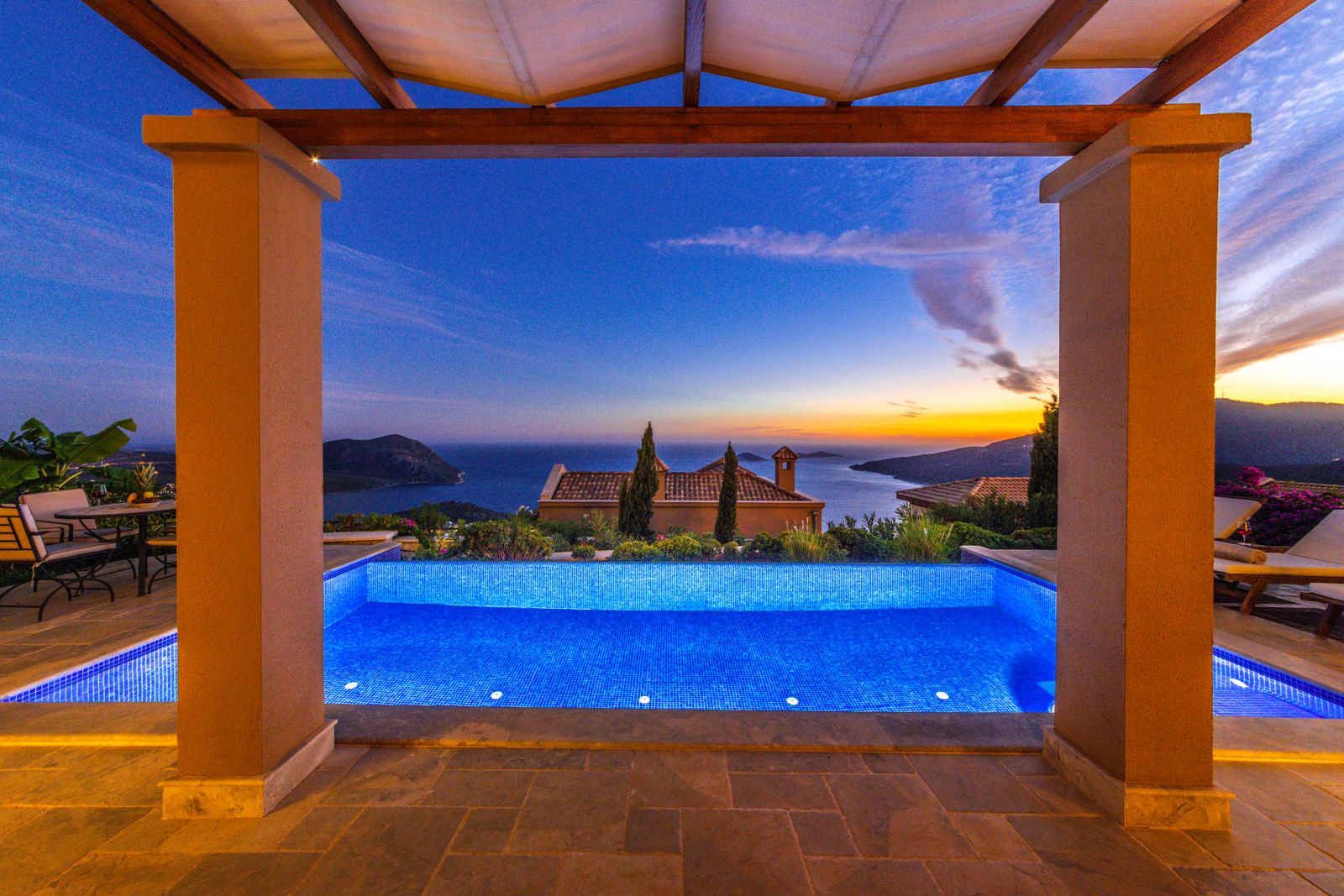 Mesa Bluff Modern: pool and terrace