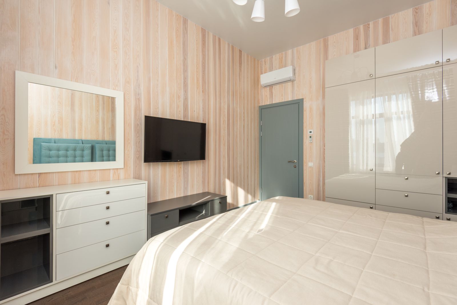 Mesa Bluff Modern: primary suite