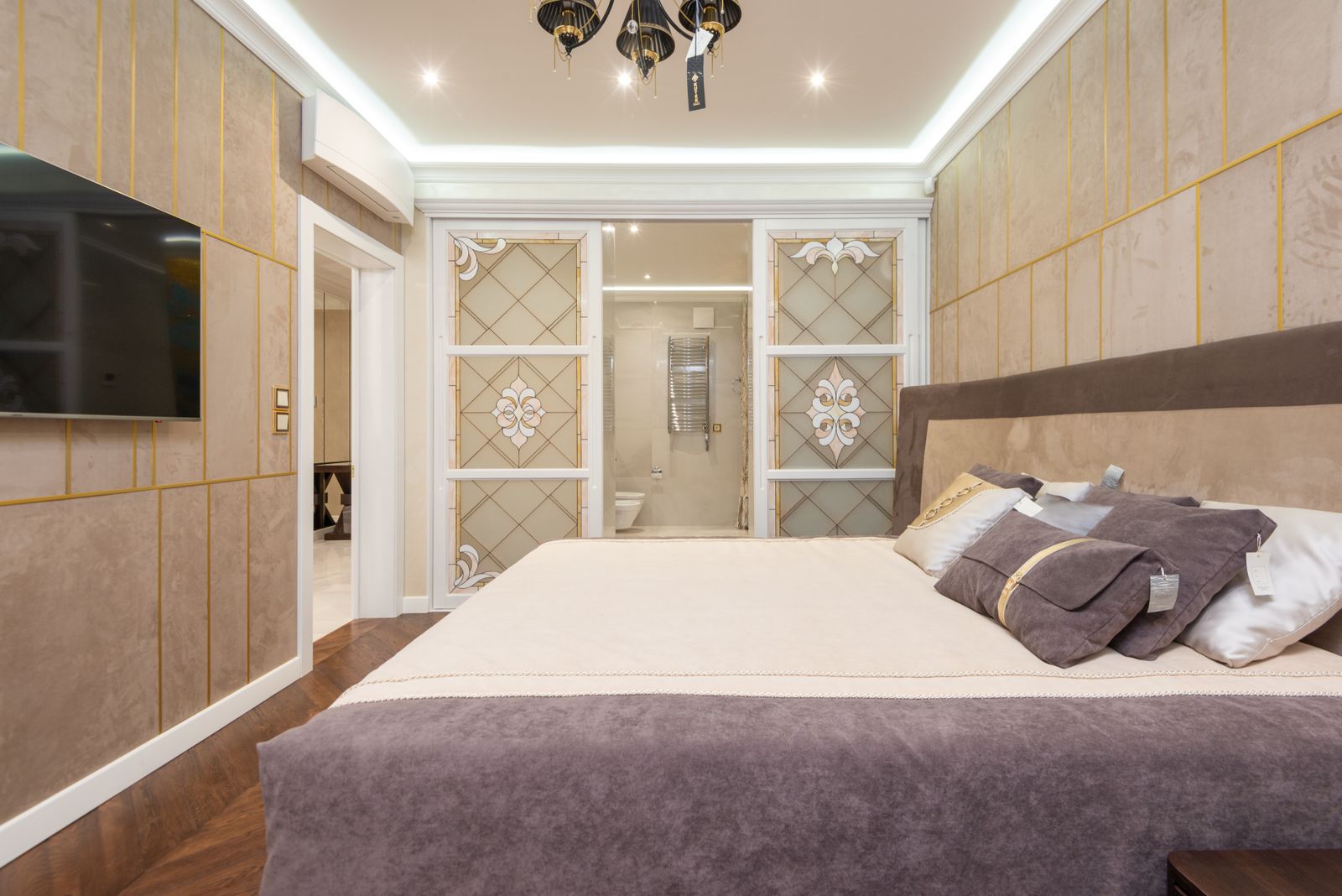 Riviera Spanish Revival: primary suite